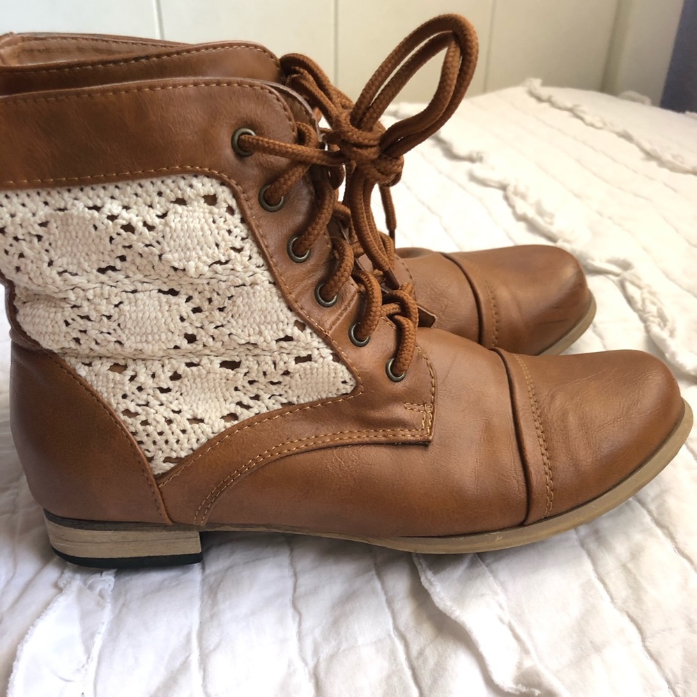 Cute girls or women’s lace boots.